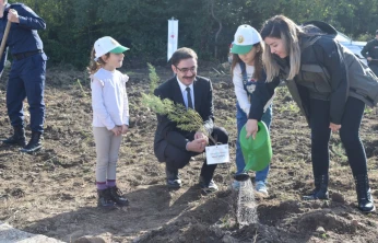 Vatandaşlar ve Öğrenciler Gelecek İçin Fidan Dikti