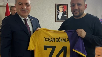 Ulus'ta Meclis Toplantısı Forma Hediyesiyle Tamamlandı