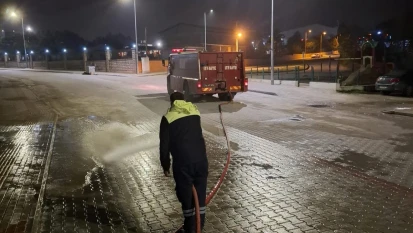 Cadde ve sokaklar tazyikli su ile yıkanıyor