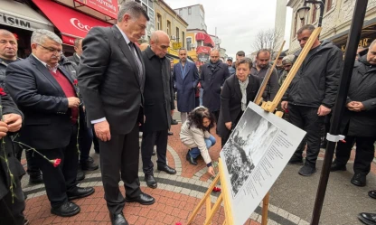 Bartın Belediyesi Deprem Şehitlerini Dualar ve Karanfillerle Andı