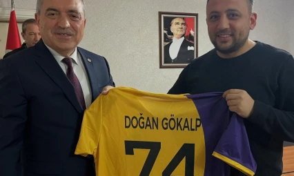 Ulus'ta Meclis Toplantısı Forma Hediyesiyle Tamamlandı