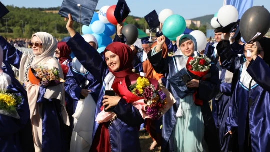 BARÜ'de mezuniyet coşkusu
