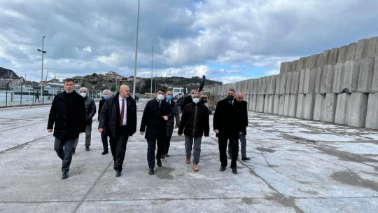Tunç, Amasra Mendirek onarım inşaatını ziyaret etti