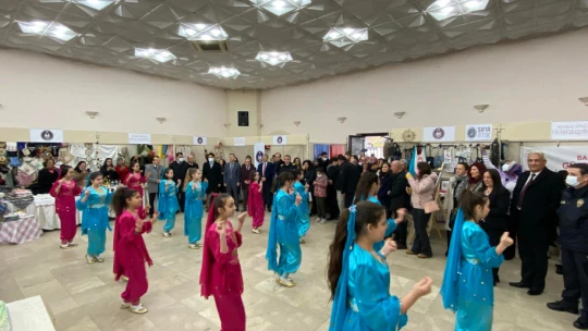Polis eşlerinden anlamlı kermes