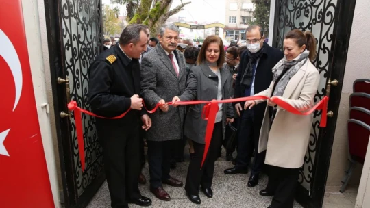 Polis eşlerinden anlamlı kermes