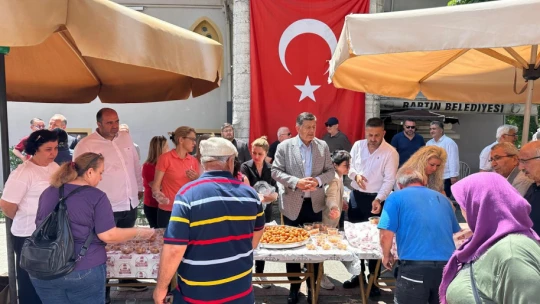 Bartın'da Ferdi Zeyrek anısına lokma ikram edildi