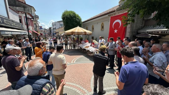 Bartın'da Ferdi Zeyrek anısına lokma ikram edildi