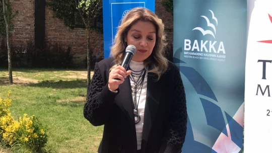 Vali önlüğü giydi, yağlı gözleme yaptı