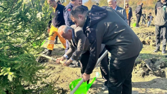 Vatandaşlar ve Öğrenciler Gelecek İçin Fidan Dikti
