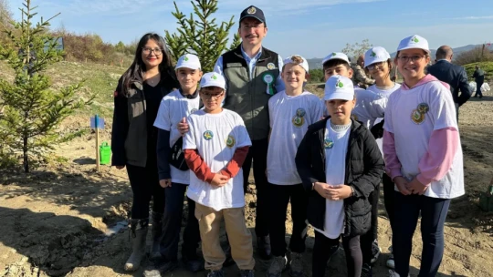 Vatandaşlar ve Öğrenciler Gelecek İçin Fidan Dikti