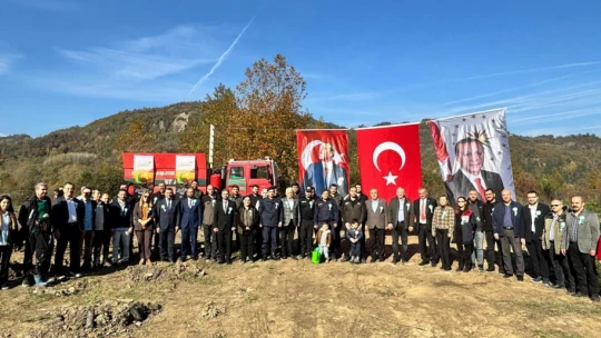 Vatandaşlar ve Öğrenciler Gelecek İçin Fidan Dikti