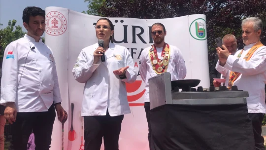 Vali önlüğü giydi, yağlı gözleme yaptı