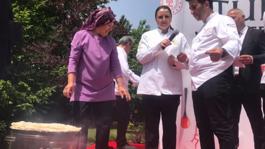 Vali önlüğü giydi, yağlı gözleme yaptı