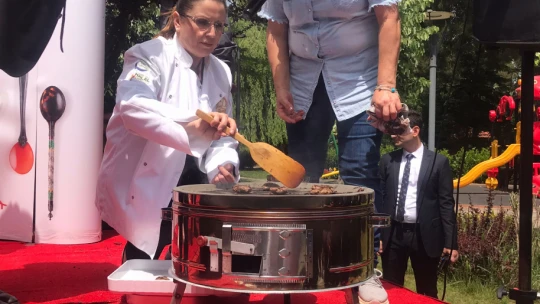 Vali önlüğü giydi, yağlı gözleme yaptı