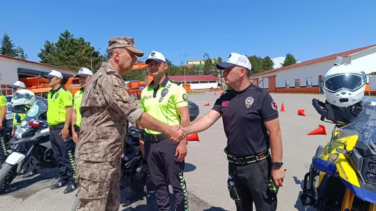 Motorize Trafik Ekiplerinden nefes kesen gösteri