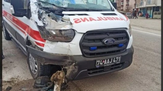 Ambulans kaza yaptı