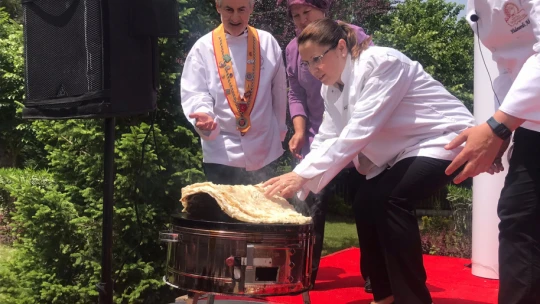 Vali önlüğü giydi, yağlı gözleme yaptı