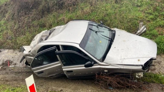Kontrolden çıkan otomobil kanala devrildi