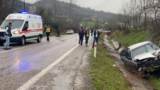 Kontrolden çıkan otomobil kanala devrildi