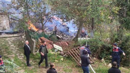 Yaşlı kadının evinde yangın çıktı