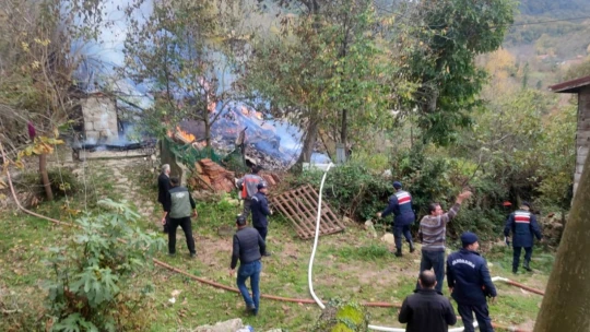 Yaşlı kadının evinde yangın çıktı