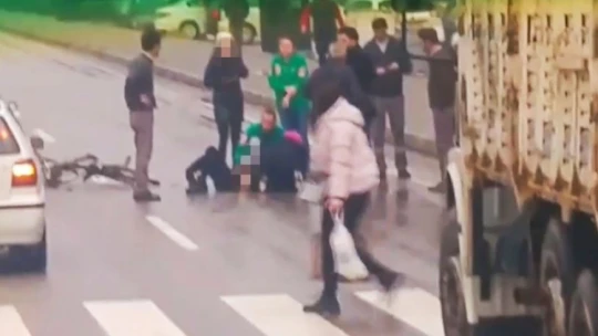 Bisikletli kadına araba çarptı