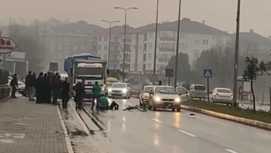 Bisikletli kadına araba çarptı