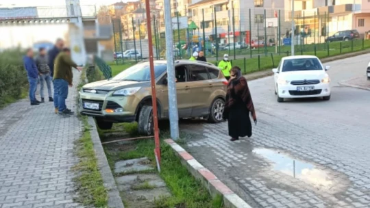 Kontrolden çıkan araç kaldırıma çıktı