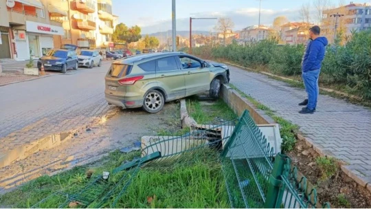 Kontrolden çıkan araç kaldırıma çıktı