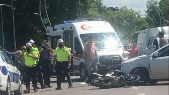 Motosiklet ile otomobil çarpıştı Son dakika,