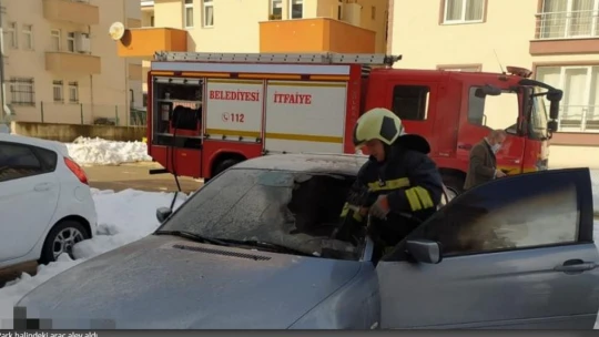 Park halindeki araç alev aldı