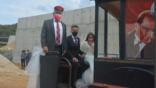 Kara tren gelin arabası oldu