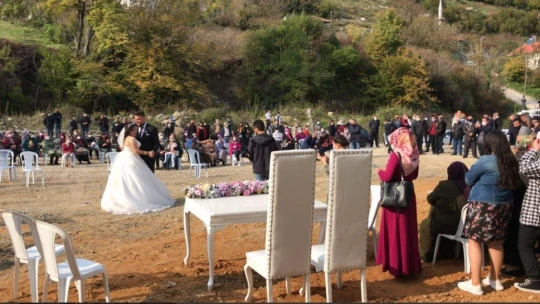 Kara tren gelin arabası oldu