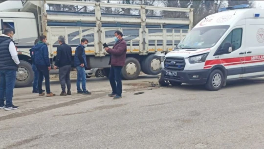 Ambulans kaza yaptı