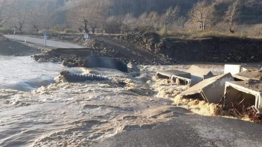 Dikkat, Geçici yol sele gitti