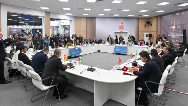 Bakan Tunç Rusya'da Hukuk Forumuna katıldı