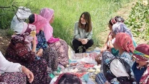 Bankoğlu, çiftçiyle tarlaya indi
