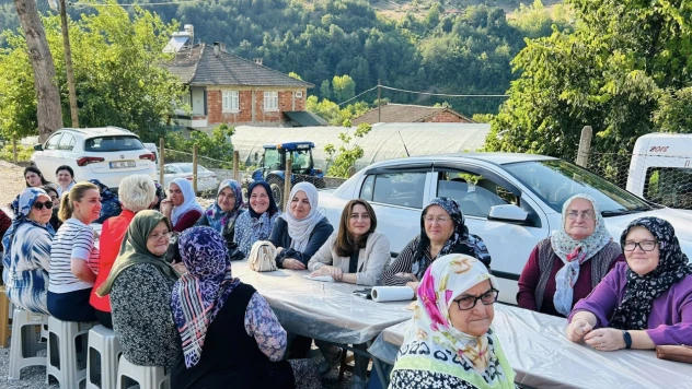 Bankoğlu Kayadibikavlak'da Aşurenin bereketini paylaştı