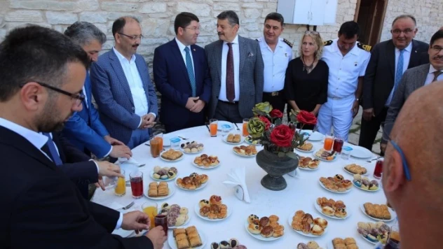 Bayramda toplu bayramlaşmak ve yemek yasak!