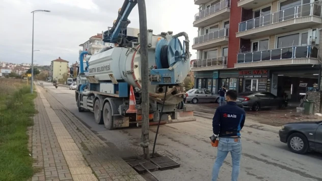 Belediye Ekiplerinden Yağmur Suyu Hatlarına Detaylı Temizlik