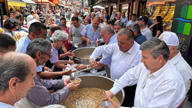 Belediyeden aşure ikramı