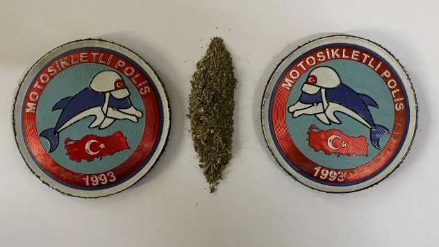 Biri yuttu, diğeri sakız kutusundan çıktı