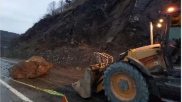 Büyük Kaya parçası yola düştü