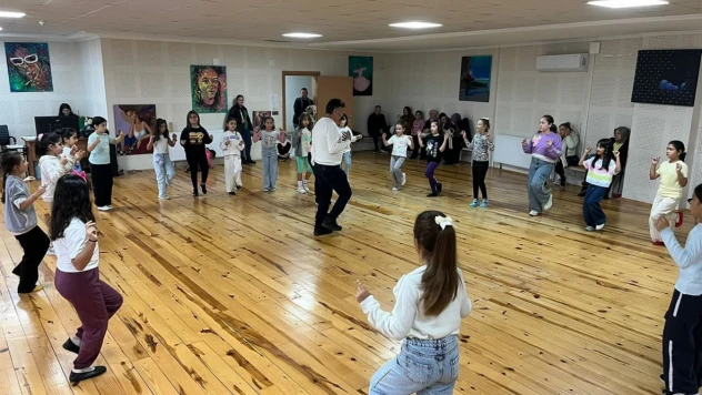 Çocuk Halk Dansları Ekibi Sahneye Hazırlanıyor