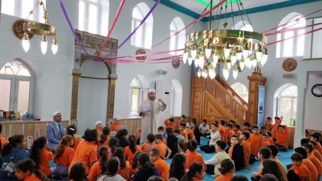 Çocuklar Bilgi Yarışmaları ve Hediyelerle Mevlid-i Nebi'yi Kutladı