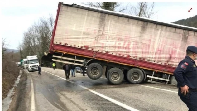 Devrilen tır yolu kapattı