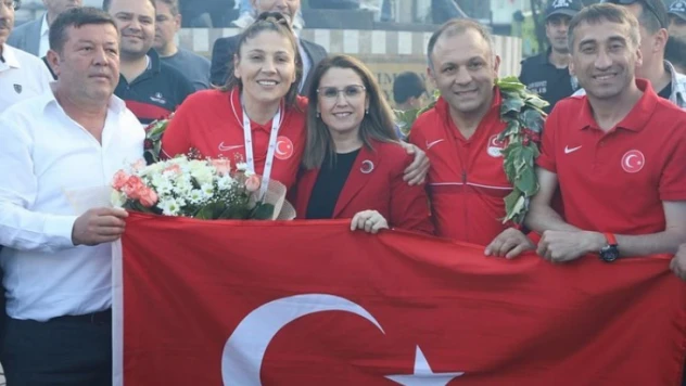 DÜNYA ŞAMPİYONUNA COŞKULU KARŞILAMA