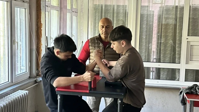 Genç Sporcular Bilek Gücünü Gösterdi