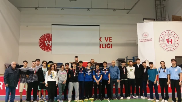 Gençler Masa Tenisinde Kıyasıya Mücadele