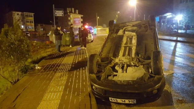 Kaldırıma çarpan otomobil takla attı